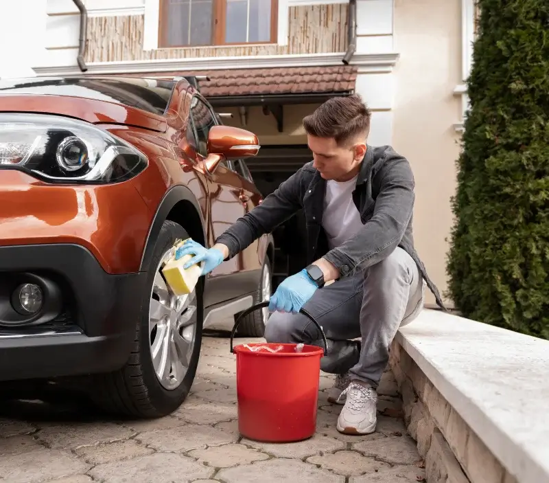 Lavage auto à domicile Foussais-Payré : professionnel intervenant sur un véhicule